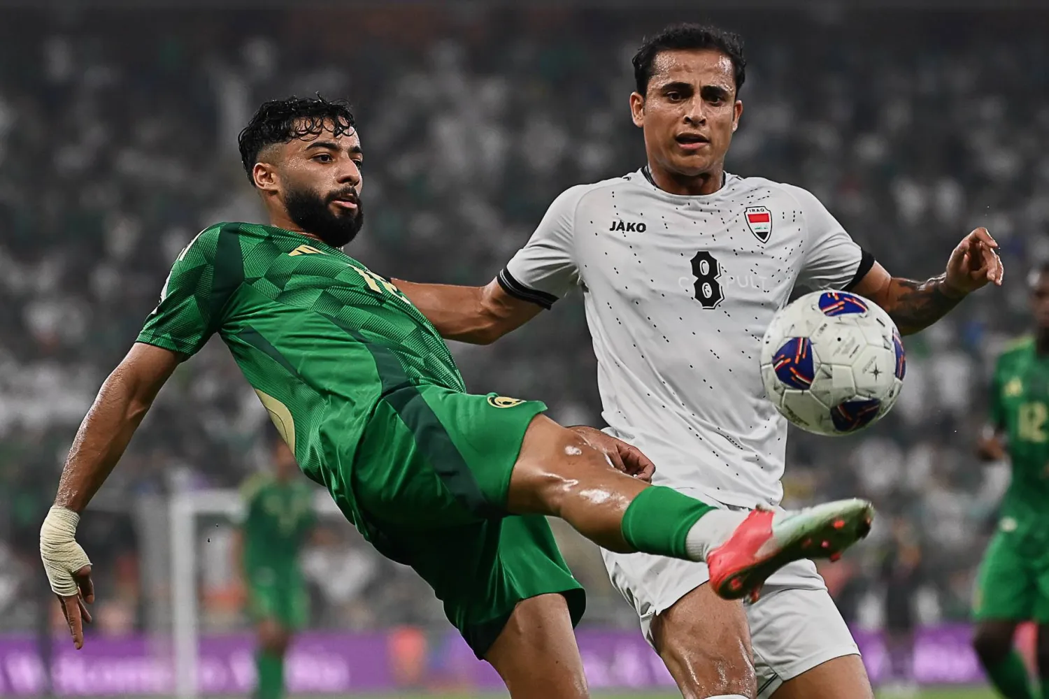 أبو الشامات يحاول السيطرة على الكرة وسط مضايقة بايش (أ.ب)