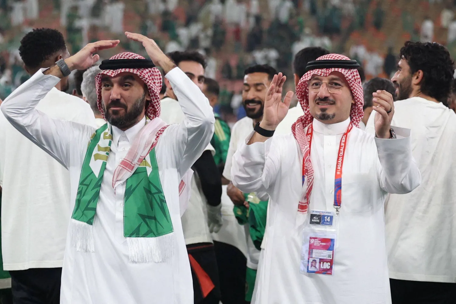 المسحل مع وزير الرياضة الفيصل خلال الاحتفالات المونديالية في ملعب جدة (أ.ف.ب)