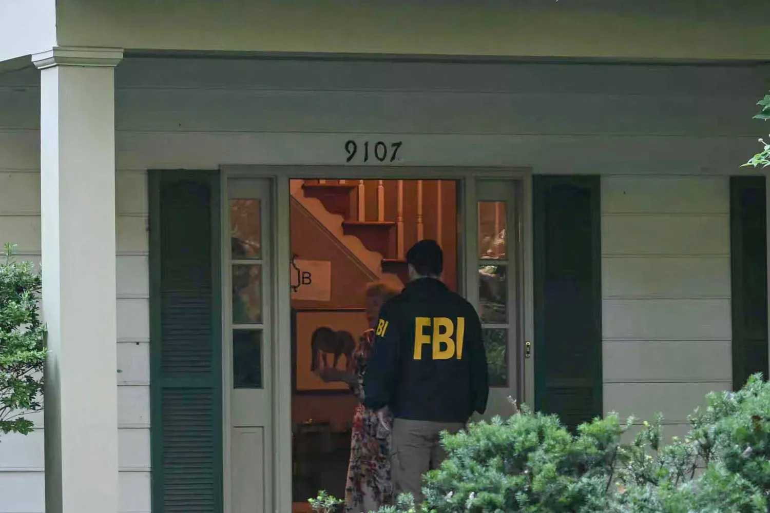 FBI ajanları bir baskın sırasında (Arşiv-AFP)