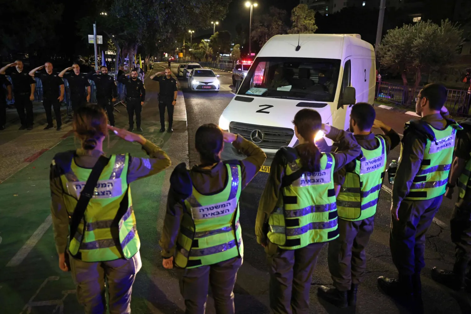 سيارة تحمل رفات 4 رهائن تصل إلى المعهد الوطني للطب الشرعي في تل  أبيب حيث سيتم التأكد من هوياتهم (أ.ف.ب)