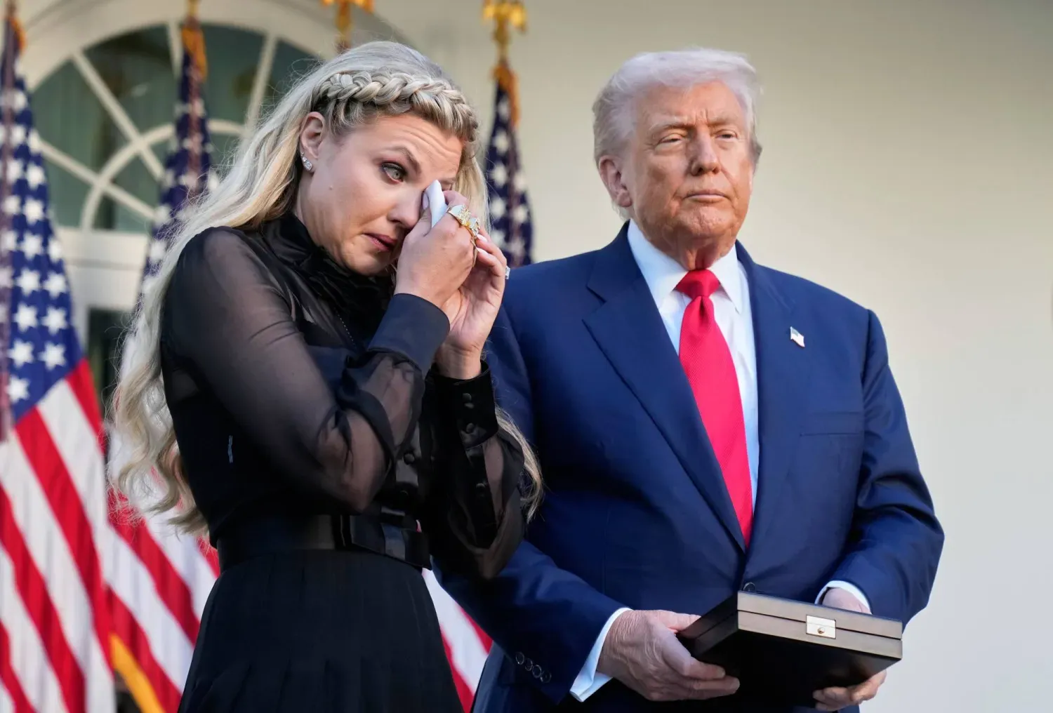 Charlie Kirk'ün dul eşi, merhum kocası adına madalyayı aldıktan sonra, kendini toparlamak için defalarca durakladığı bir konuşma yaptı. (AP)
