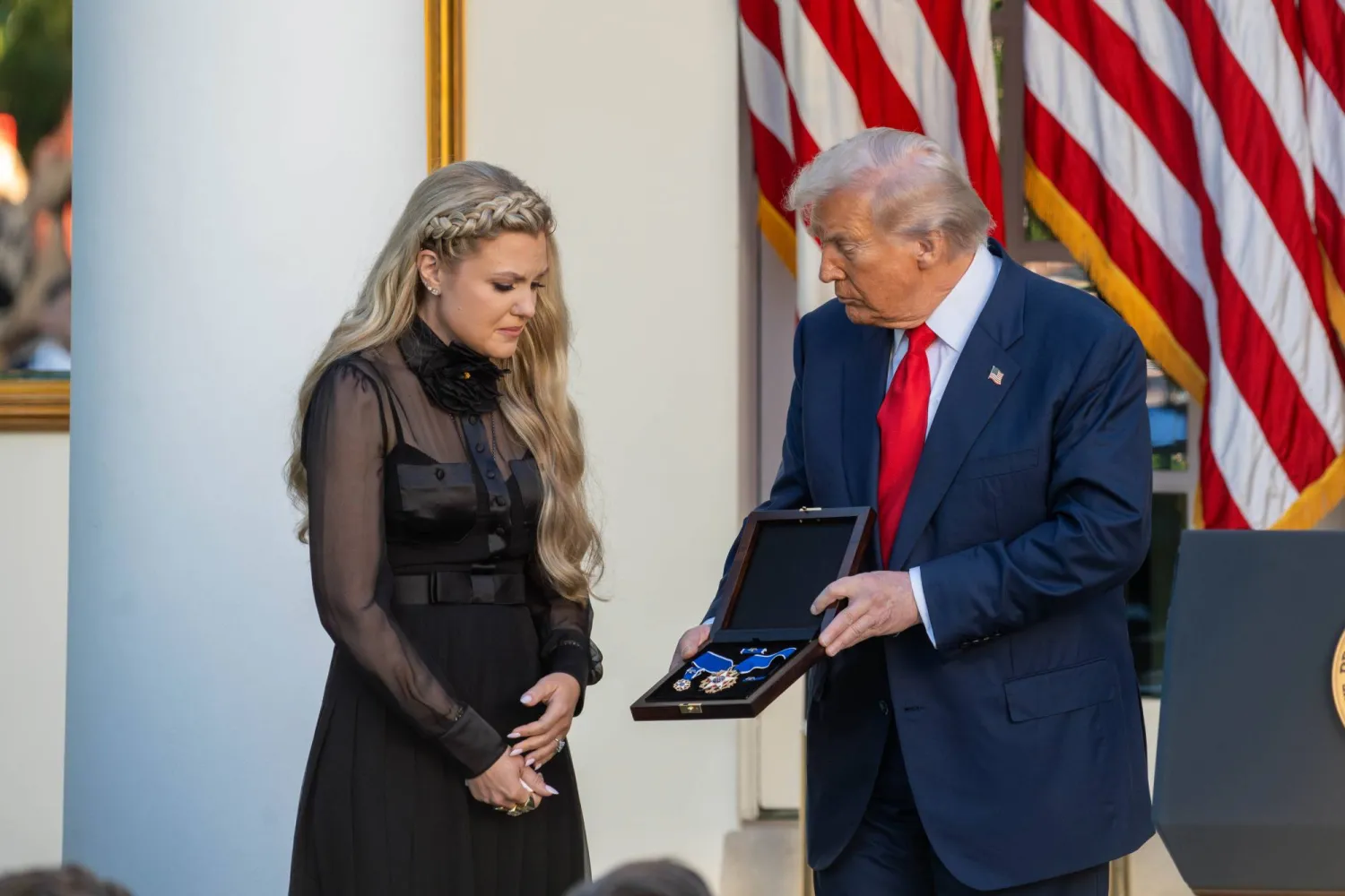 الرئيس الأميركي دونالد ترمب يُقدِّم «وسام الحرية» لإريكا كيرك مُتسلِّمة إياه نيابة عن تشارلي كيرك حيث مُنح الوسام بعد وفاته خلال حفلٍ أُقيم في نادي «روز غاردن» بالبيت الأبيض (د.ب.أ)