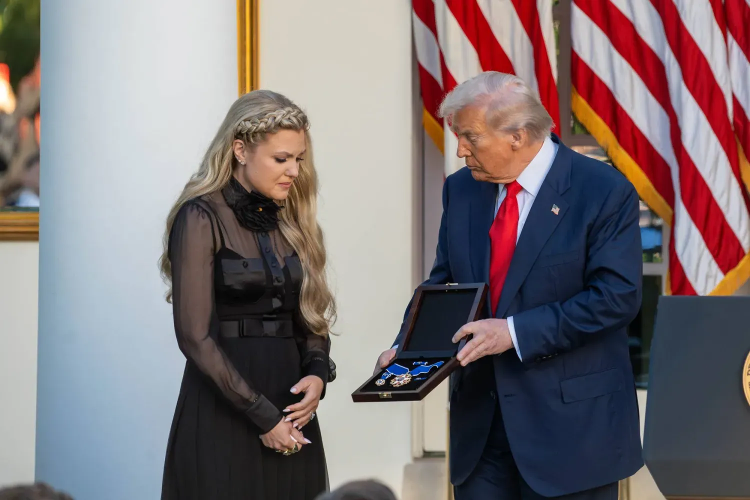 ABD Başkanı Donald Trump, Özgürlük Madalyası'nı Charlie Kirk adına Erica Kirk'e takdim ediyor. Madalya, ölümünden sonra Beyaz Saray Gül Bahçesi'nde düzenlenen bir törenle verildi. (DPA) 