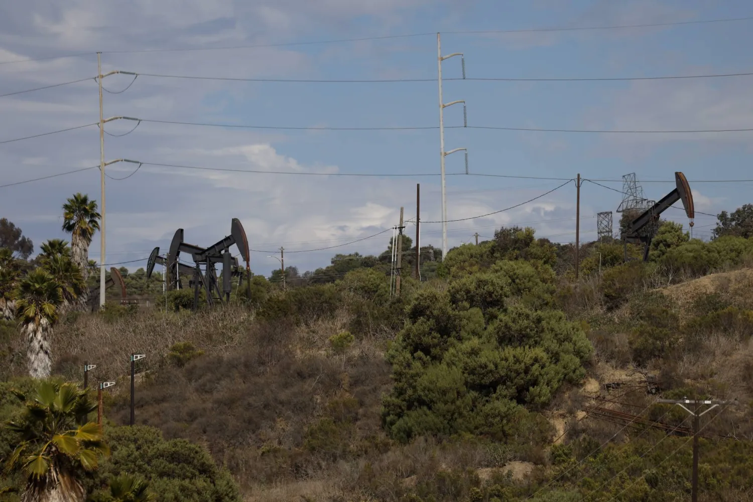 منصات نفط تعمل في لوس أنجليس بكاليفورنيا (إ.ب.أ)