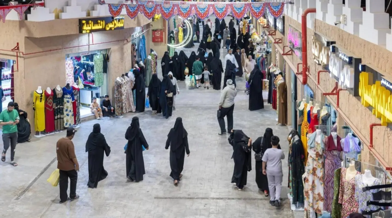 أشخاص يتسوقون بإحدى أسواق الرياض (أ.ف.ب)