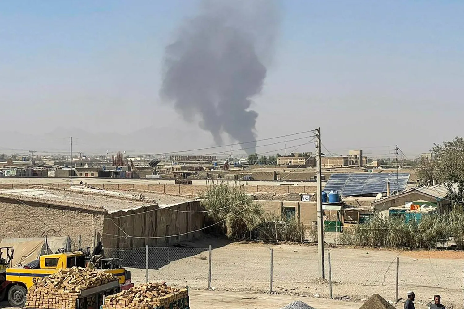 يتصاعد الدخان من موقع أفغاني خلال الاضطرابات على الحدود بين أفغانستان وباكستان في تشامان (أ.ف.ب)