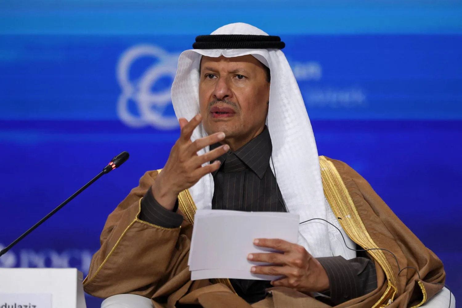 الأمير عبد العزيز بن سلمان بن عبد العزيز متحدثاً في أسبوع الطاقة الروسي (رويترز)