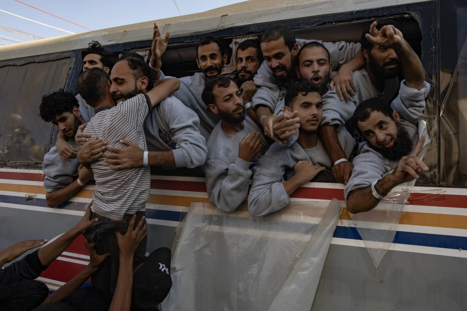 فلسطينيون مُحررون من سجون إسرائيل داخل حافلة في رام الله (د.ب.أ)
