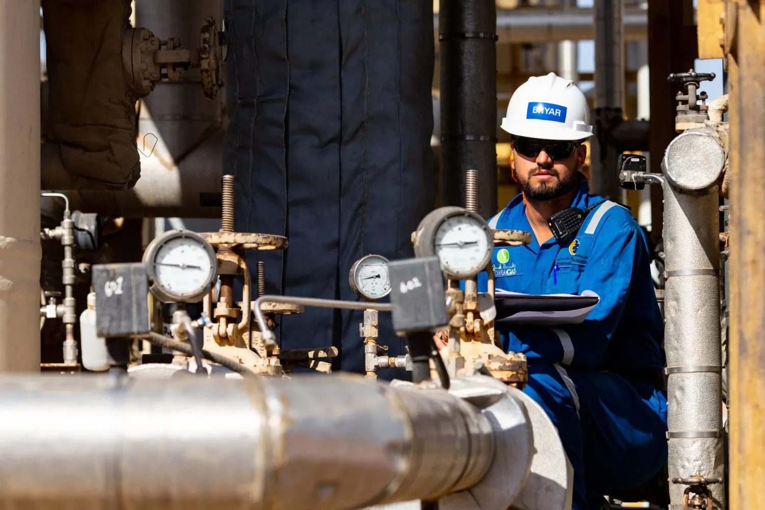 فني في حقل للغاز تابع لشركة «دانة غاز» في إقليم كردستان (الموقع الإلكتروني لشركة «دانة غاز»)