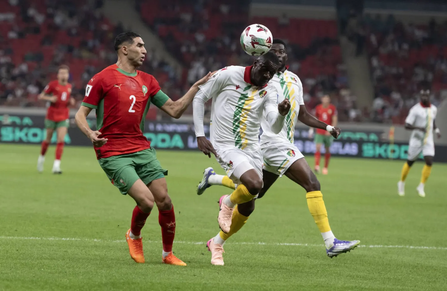 أشرف حكيمي (يسار) في مواجهة جانارد مبيمبا (يمين) خلال مباراة تصفيات كأس العالم 2026 بين المغرب وجمهورية الكونغو الديمقراطية (إ.ب.أ)