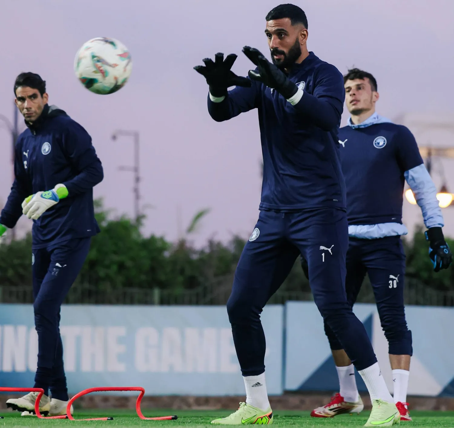 يستضيف نادي بيراميدز بطل دوري أبطال أفريقيا نظيره نادي نهضة بركان المغربي (بيراميدز المصري)