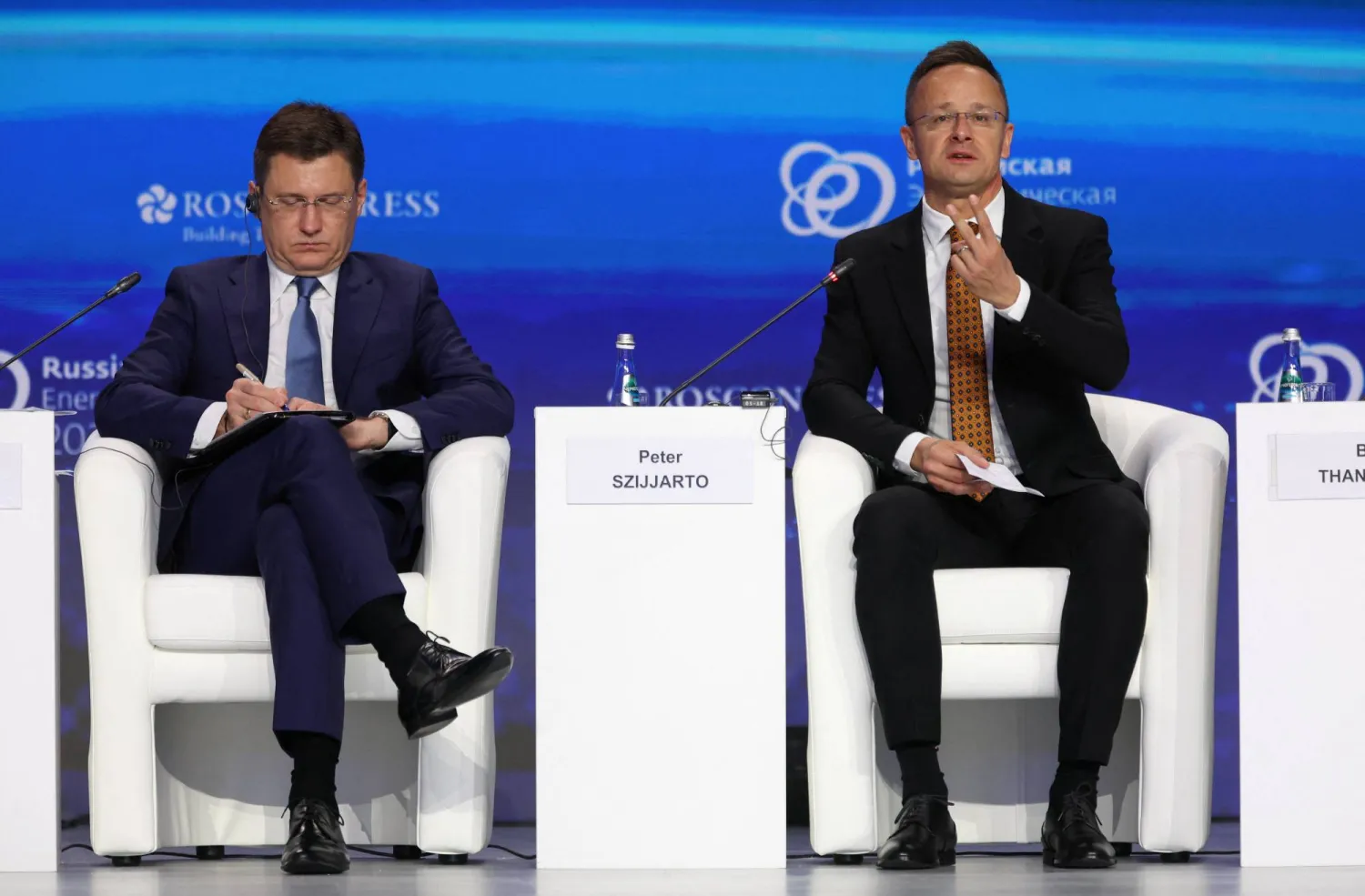 نائب رئيس الوزراء الروسي ألكسندر نوفاك ووزير خارجية المجر بيتر زيجارتو يحضران جلسة من منتدى أسبوع الطاقة الروسي بموسكو 15 أكتوبر 2025 (رويترز)
