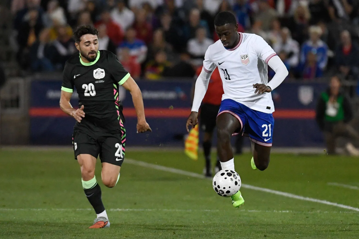 تيم ويا يسيطر على الكرة أمام مهاجم أستراليا رقم 20 جيكوب إيتاليانو (أ.ف.ب)