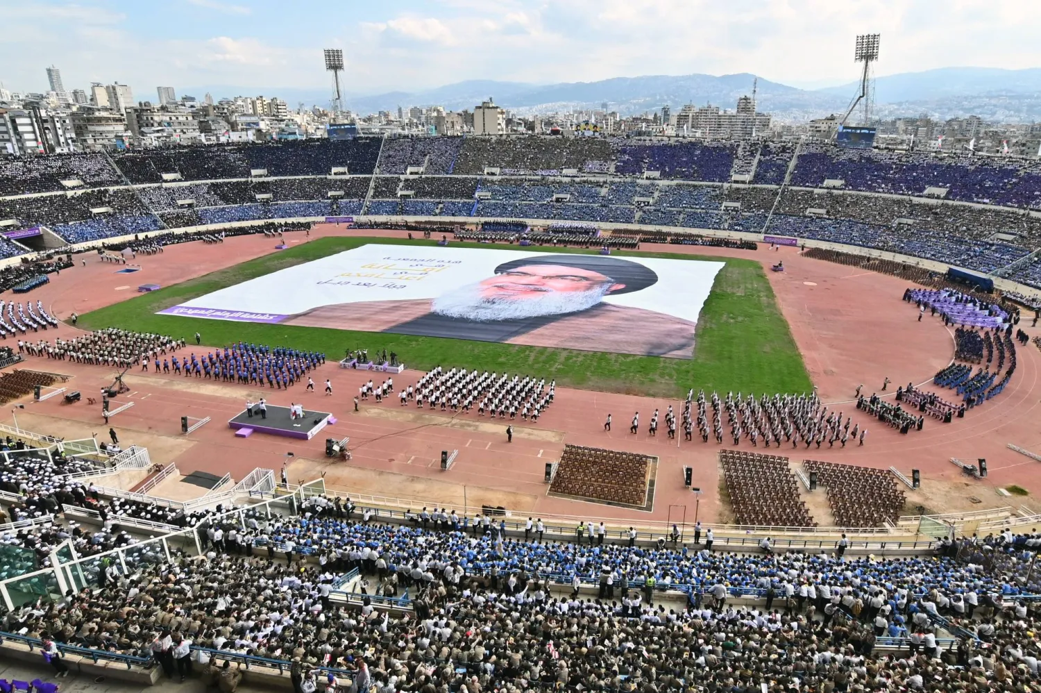 من احتفال «أجيال السيد» الذي نظمه «حزب الله» الأحد في «المدينة الرياضية» حيث كان عرض لـ«كشاف المهدي» التابع لـ«الحزب» بحضور نحو 60 ألف شخص (إ.ب.أ)