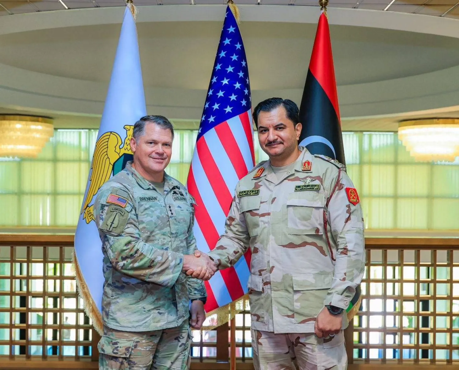 نائب ونجل حفتر مع نائب «أفريكوم» (السفارة الأميركية)