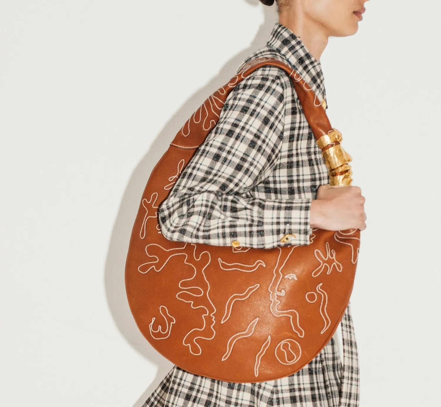 حقيبة «سوفليه» من «سكياباريللي»… مرنة وسريالية