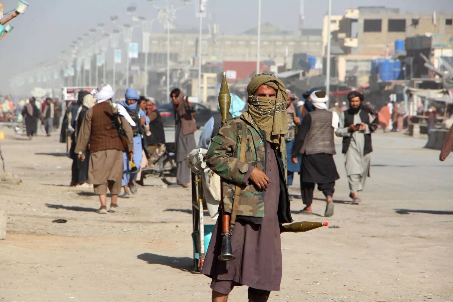 دورية أمنية لقوات «طالبان» في منطقة سبين بولدك يوم 15 أكتوبر 2025 (إ.ب.أ)