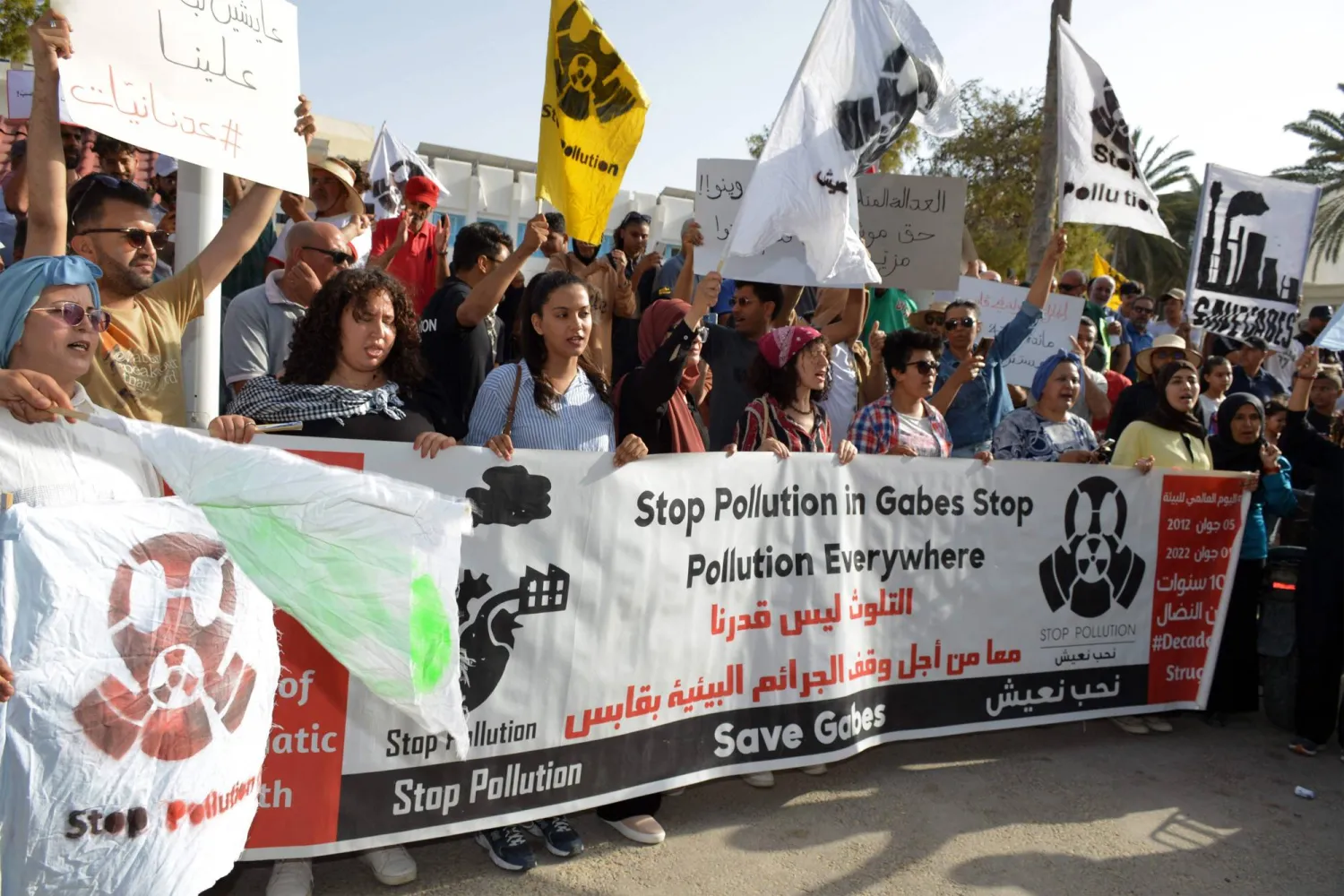 جانب من احتجاجات سكان قابس المطالبة بإقفال المصنع الملوث للبيئة (أ.ف.ب)