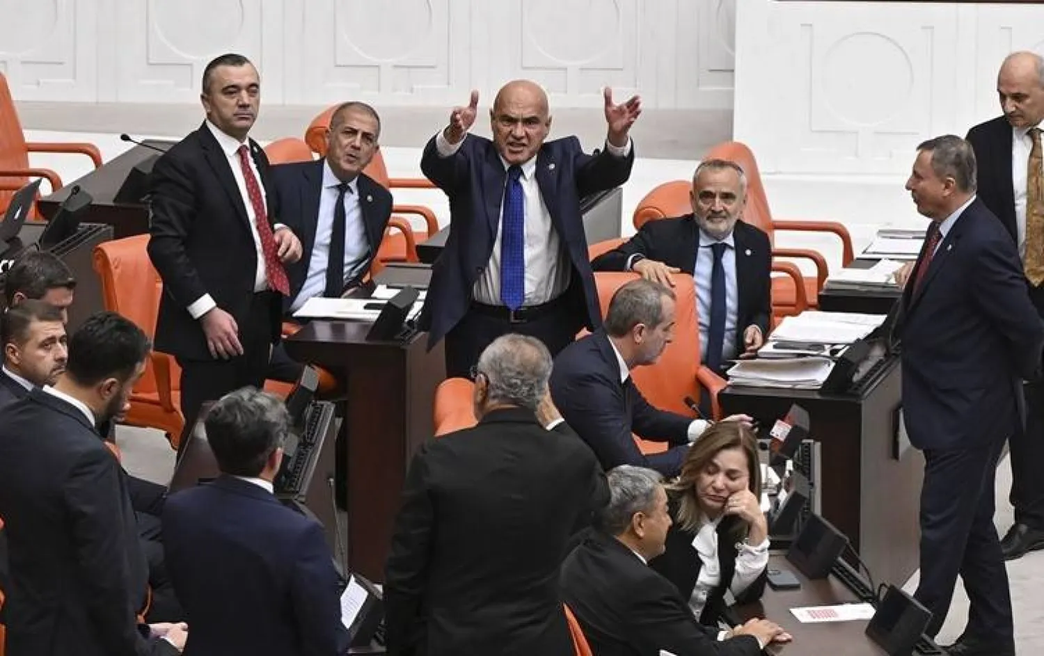 نواب بالبرلمان التركي أثناء محاولة تهدئة النائب القومي تورهان تشوميز خلال جلسة ترأستها النائبة الكردية بروين بولدان (من البث المباشر للجلسة)