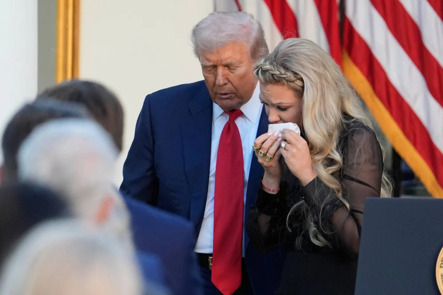 الرئيس الأميركي دونالد ترمب يمشي مع إيريكا كيرك زوجة تشارلي كيرك بعد منحه وسام الحرية الرئاسي في حديقة الورود بالبيت الأبيض (أ.ب)