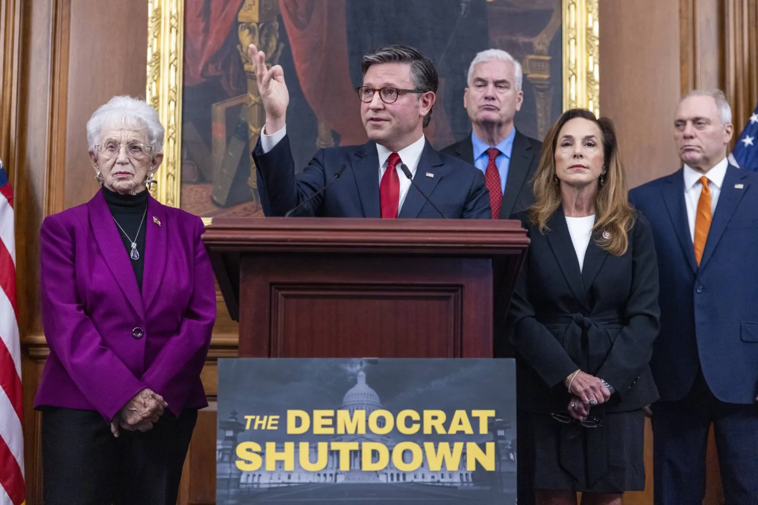 رئيس مجلس النواب مايك جونسون خلال مؤتمر صحافي في الكونغرس يوم 14 أكتوبر (إ.ب.أ)