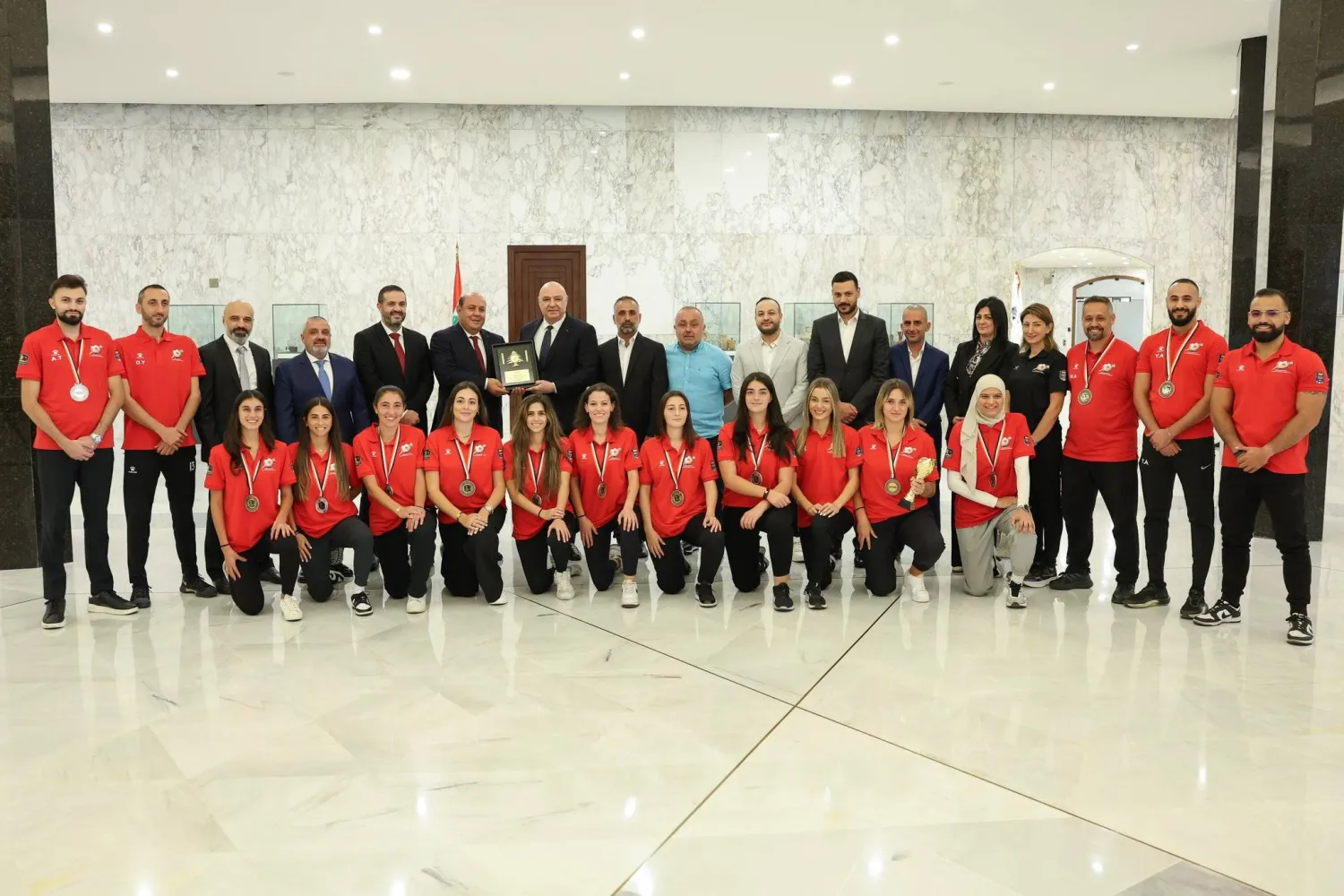 الرئيس عون مستقبلاً منتخب لبنان للسيدات في «الميني فوتبول» بعد إحرازهنّ الميدالية البرونزية في بطولة العالم التي أُقيمت في أربيل (الرئاسة اللبنانية)
