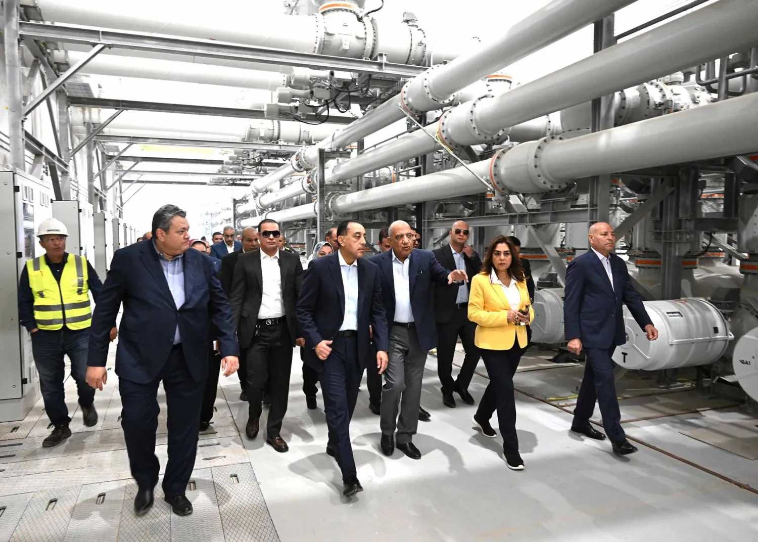 رئيس الحكومة المصرية مصطفى مدبولي أثناء متابعته تشغيل المشروع التجريبي للربط الكهربائي مع السعودية (مجلس الوزراء المصري)