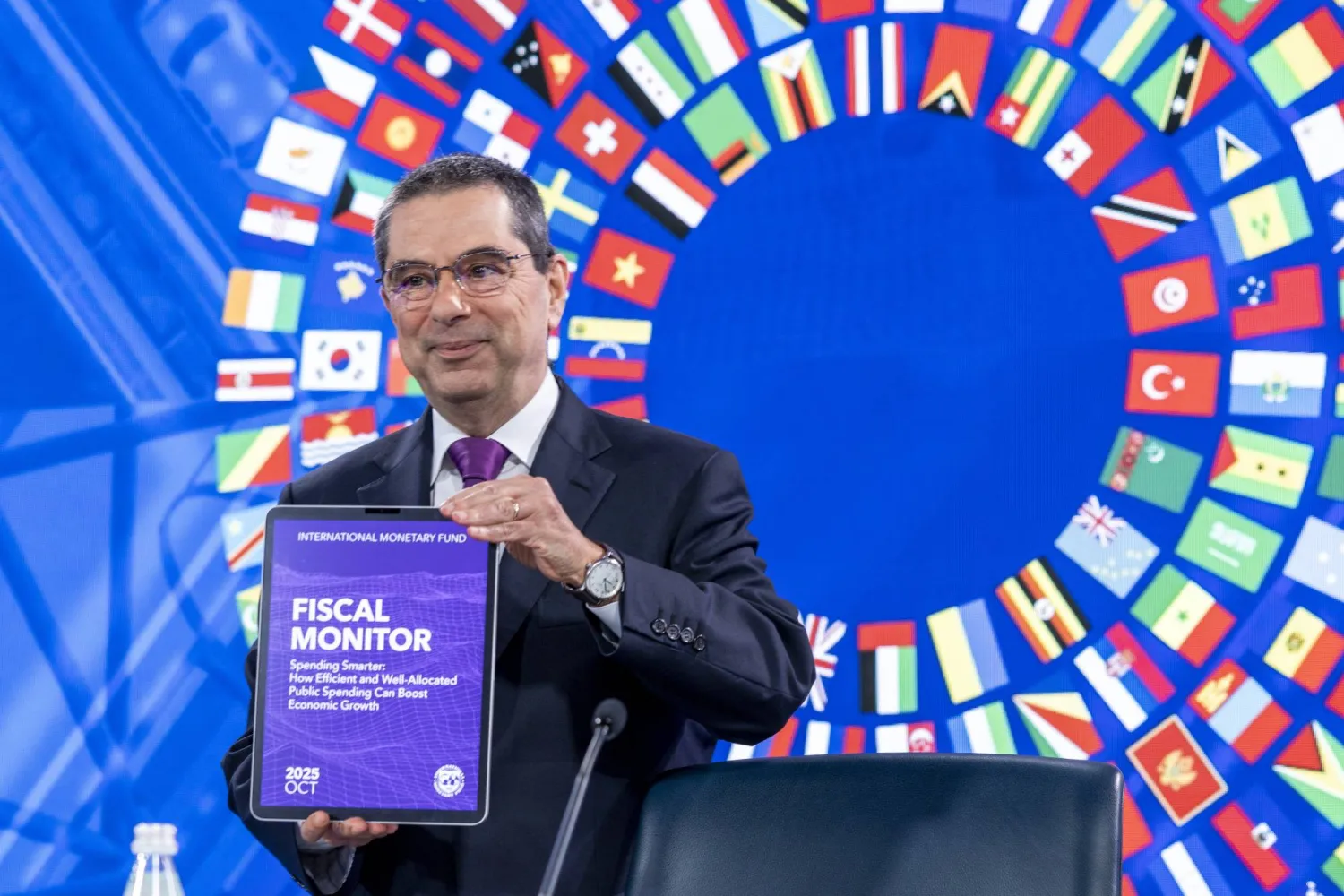 مدير إدارة الشؤون المالية بصندوق النقد الدولي، فيتور غاسبار، يعرض تقرير «الراصد المالي» (إ.ب.أ)