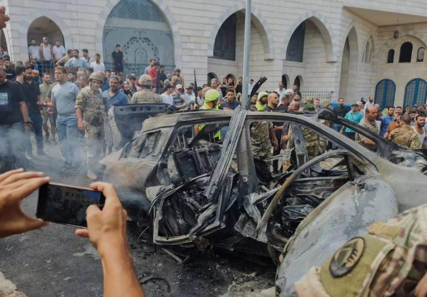 جانب من عملية استهداف إسرائيلية سابقة لسيارة في جنوب لبنان (أرشيفية-رويترز)