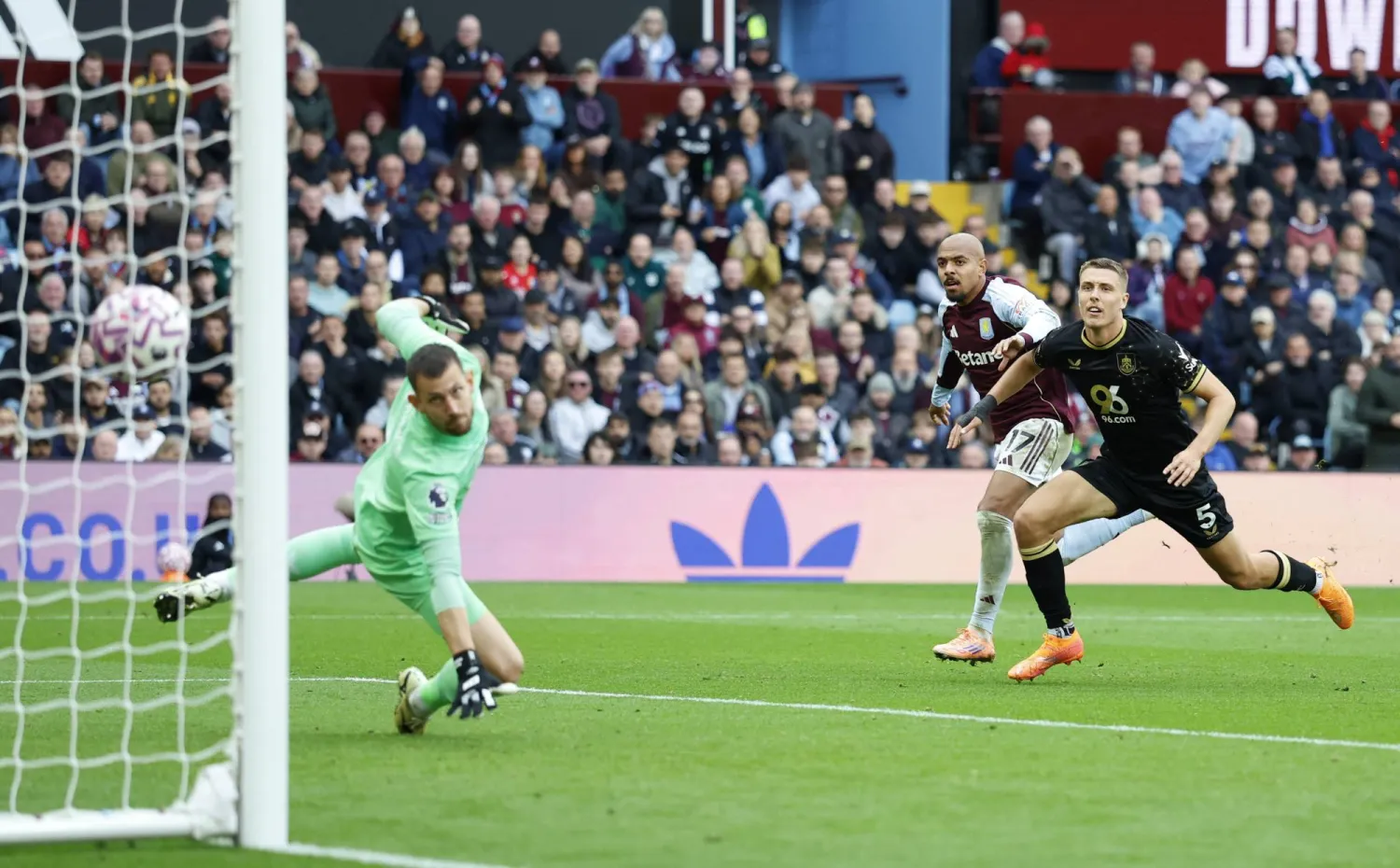 دونيل مالين يتألق مع أستون فيلا ويهز شباك بيرنلي مرتين في الجولة الماضية (رويترز)