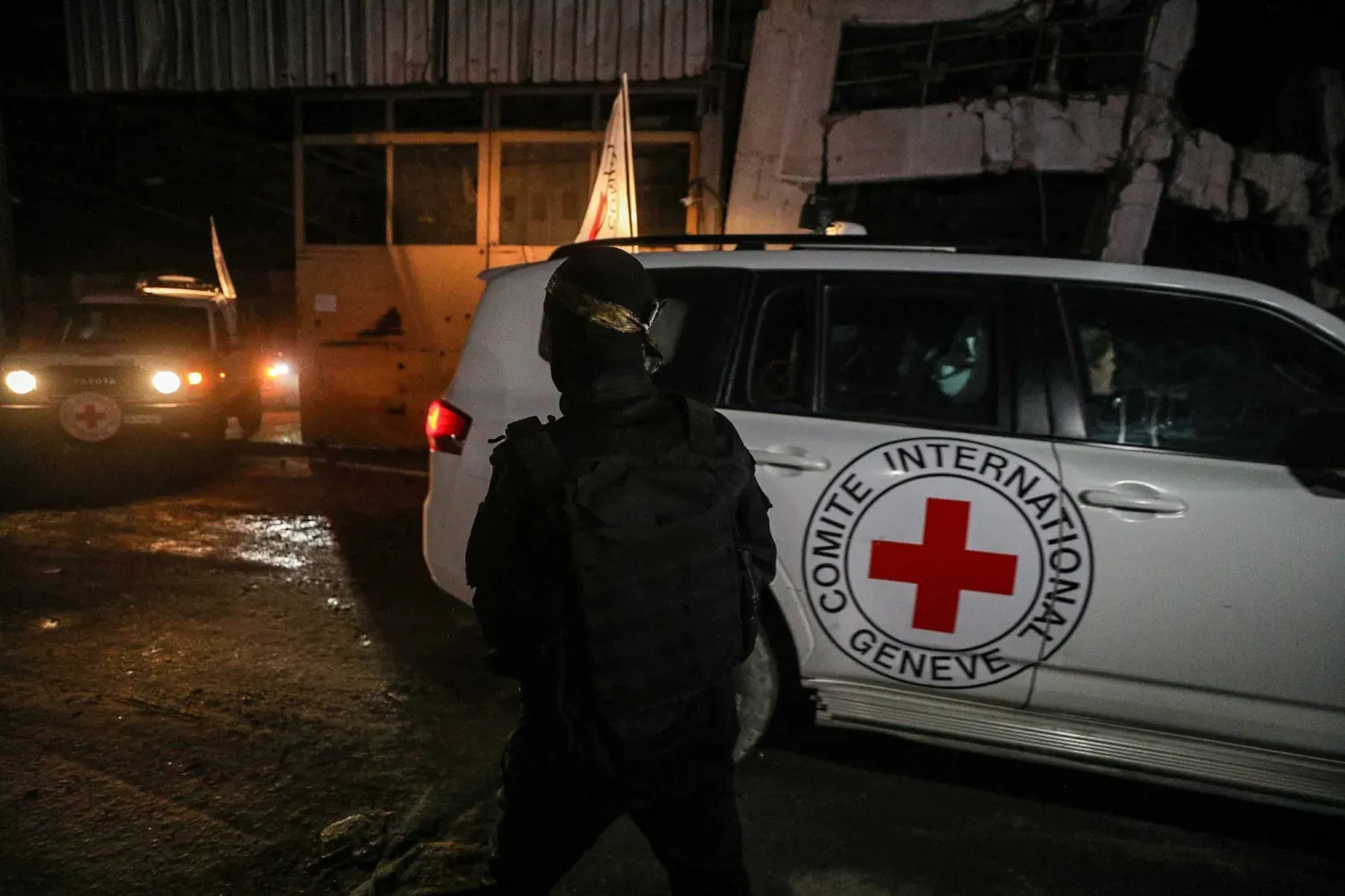 Uluslararası Kızılhaç Komitesi'ne (ICRC) ait araçlar, Gazze şehrinde Hamas tarafından teslim edilen İsrailli rehinelerin cenazelerini taşıyor. (EPA)