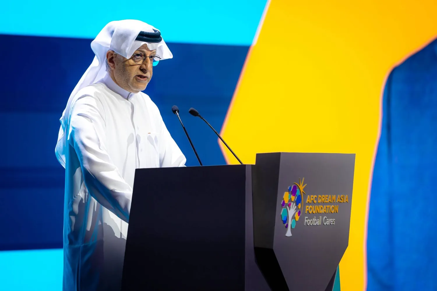 الشيخ سلمان آل خليفة خلال افتتاح المؤتمر (الاتحاد السعودي لكرة القدم)