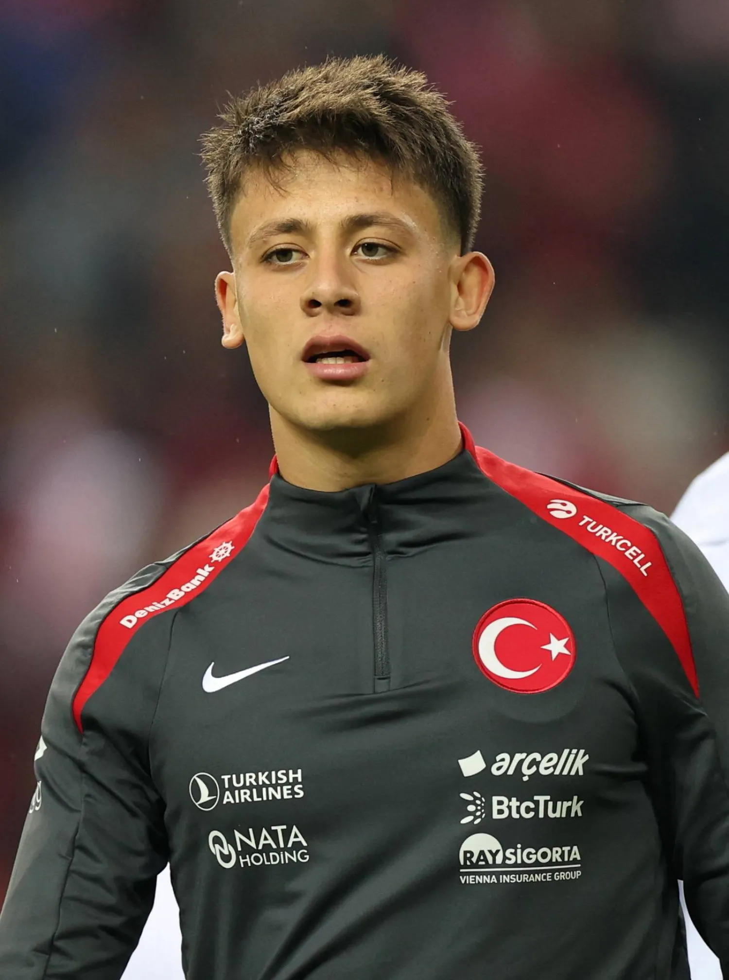 غولر خلال مشاركته مع تركيا في تصفيات أوروبا المونديالية (رويترز)