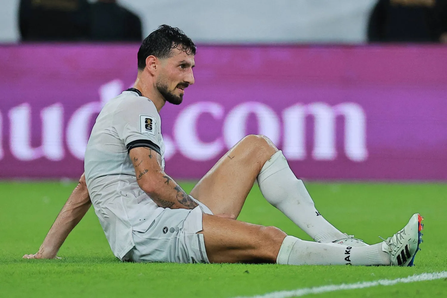 سولاقا لاعب العراق بدا حزيناً عقب نهاية المباراة أمام الأخضر (رويترز)
