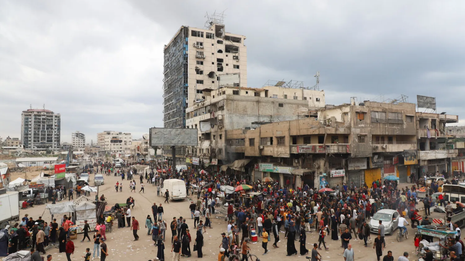 Palestinians gather at a street market during a ceasefire between Israel and Hamas, in Gaza City, October 12, 2025. REUTERS/Ebrahim Hajjaj 