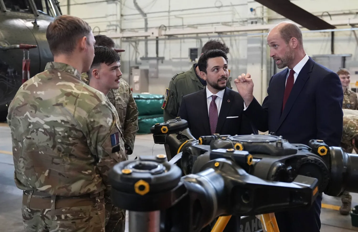 الأمير البريطاني ويليام (يمين) يتحدث إلى جانب ولي العهد الأردني الأمير حسين خلال زيارة إلى قاعدة بنسون التابعة لسلاح الجو الملكي البريطاني (أ.ب)