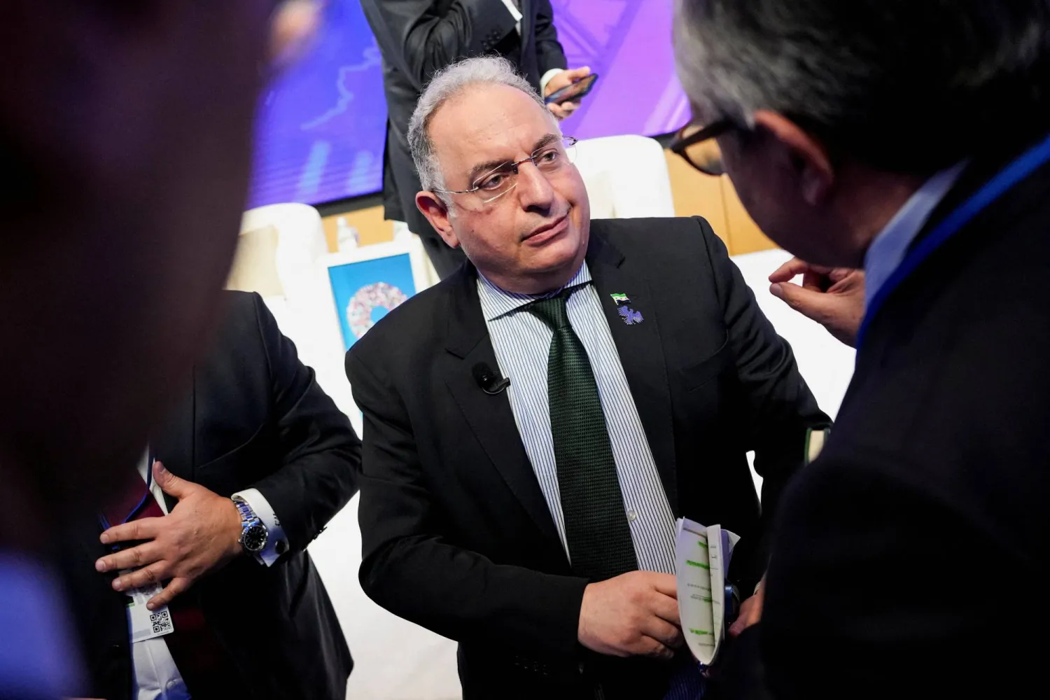 وزير المالية السوري محمد يسر برنيّة بعد مشاركته في جلسة «إعادة بناء سوريا: رحلة نحو الاستقرار والازدهار» خلال اجتماعات «صندوق النقد» و«البنك» الدوليين في واشنطن (رويترز)