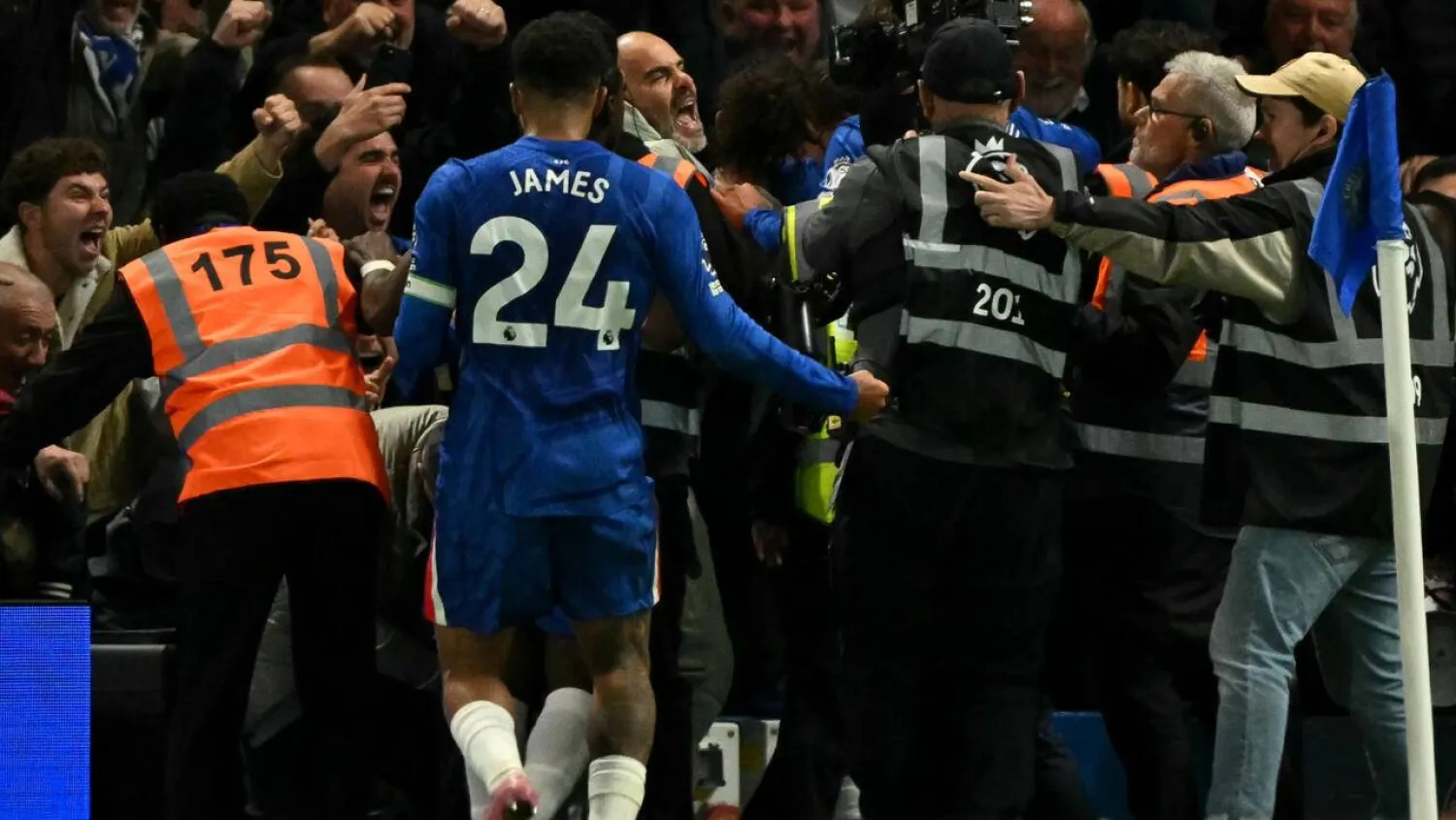 Chelsea's Italian head coach Enzo Maresca celebrated with his players after their winning goal against Liverpool. Glyn KIRK / AFP
