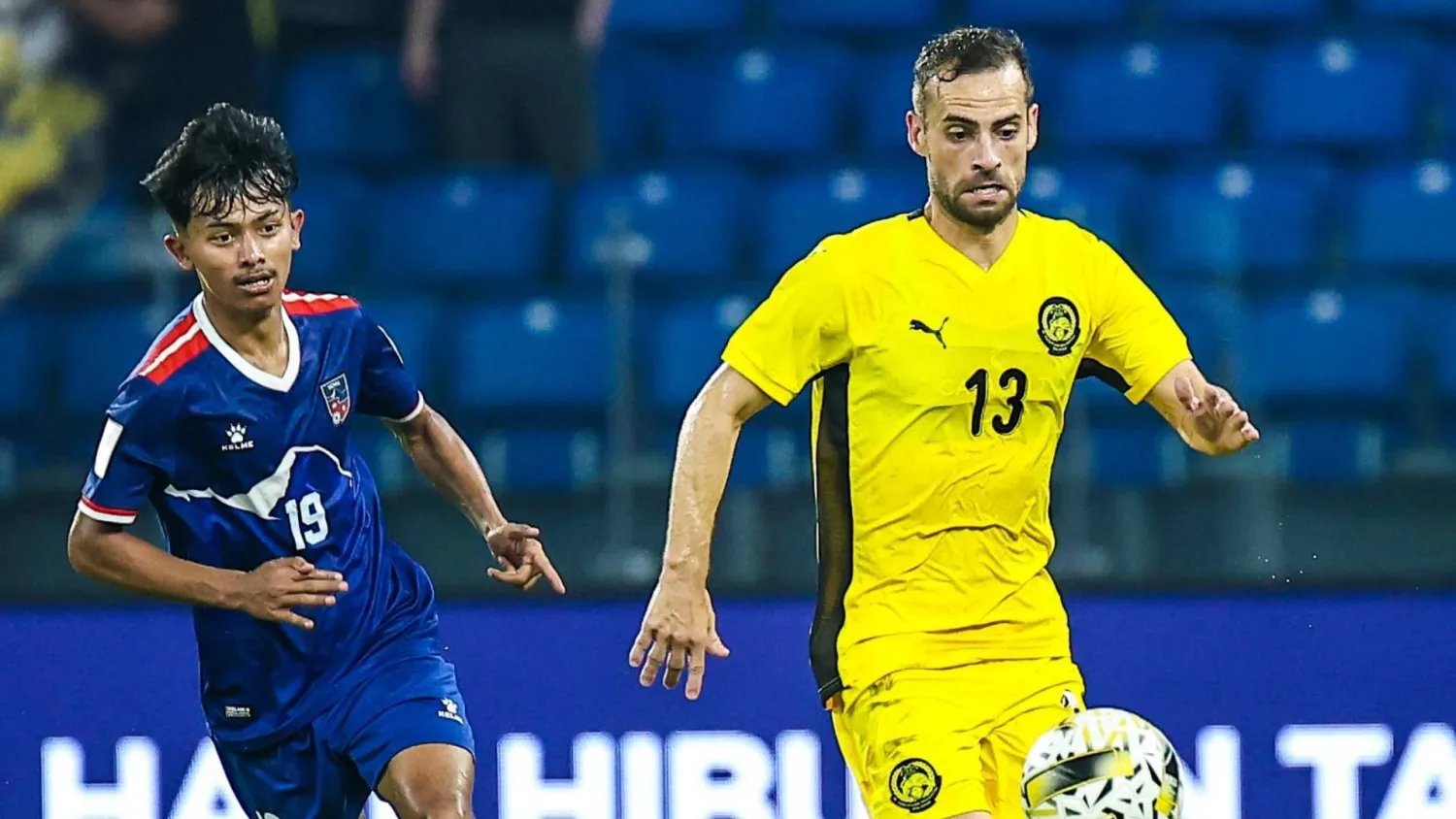 هيكتور هيفيل (يمين) سجل الهدف الافتتاحي لماليزيا أمام نيبال في المباراة التي أُقيمت في جوهور ماليزيا (رويترز)