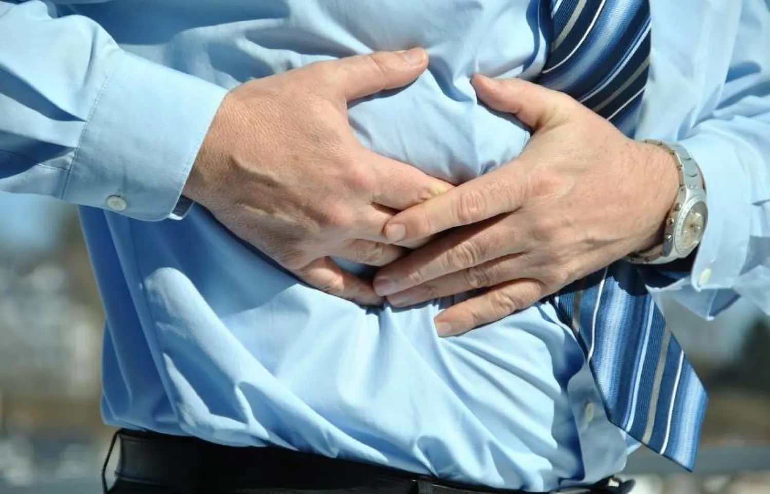 قلة النوم قد ترفع الالتهابات الدقيقة في الأمعاء مما يؤدي إلى ظهور أعراض هضمية (بيكسباي)