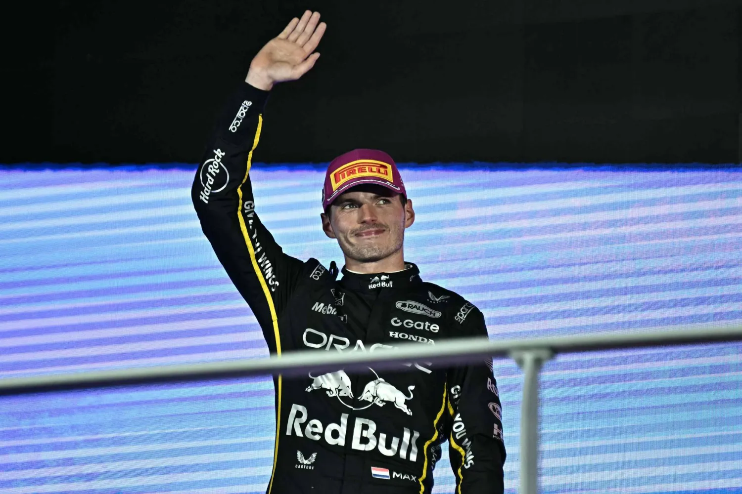 ثنائي «ماكلارين» يترقبان بقلق اقتراب سائق «ريد بول» ماكس فيرستابن (أ.ف.ب)