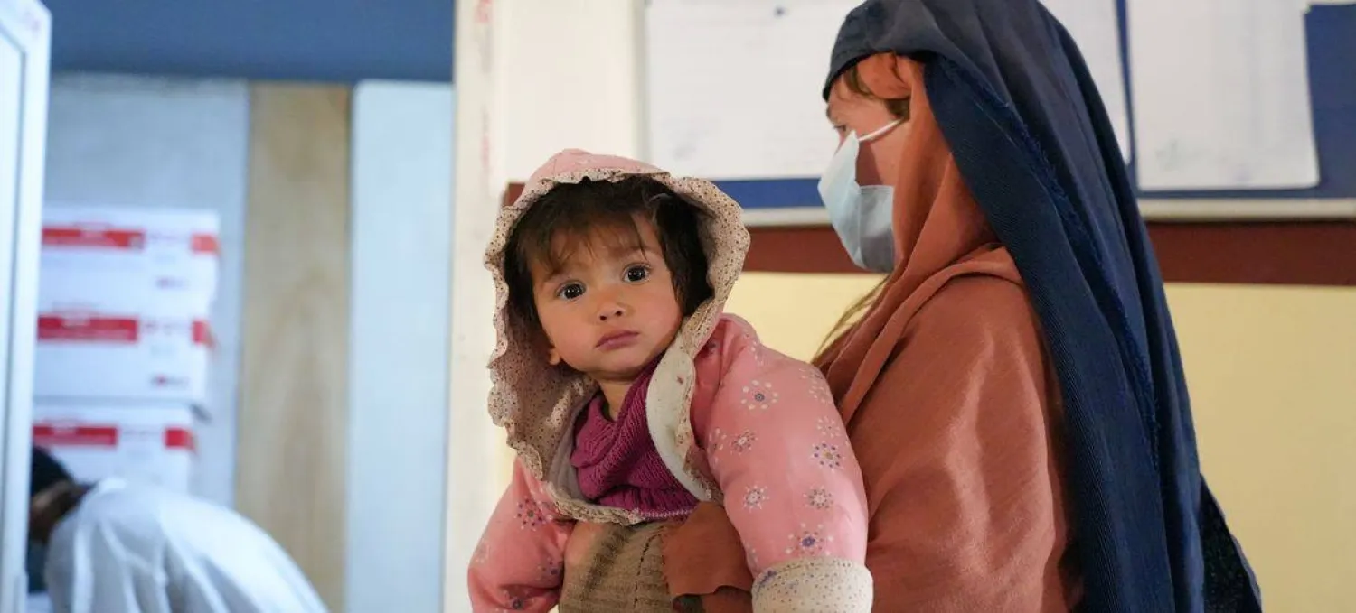 أم وطفلتها في عيادة للتغذية في العاصمة كابل (الصحة العالمية)