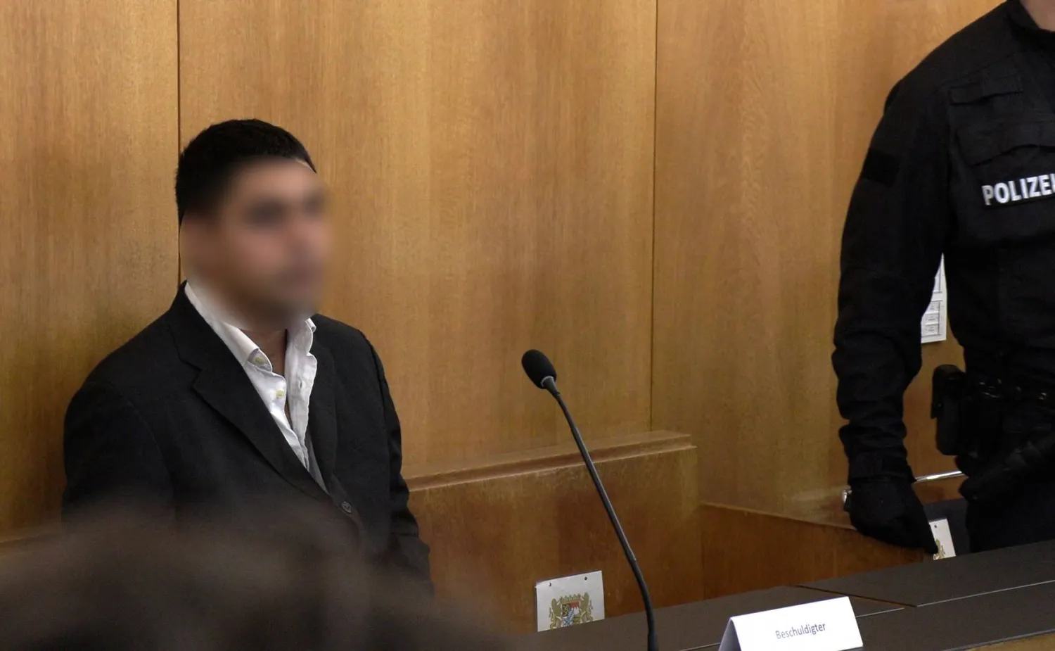 لقطة من مقطع فيديو لـ«وكالة الصحافة الفرنسية» تُظهر المتهم الأفغاني إنعام الله أ. البالغ من العمر 28 عاماً جالسًا في قاعة المحكمة بأشافنبورغ (غرب ألمانيا) في بداية محاكمته - 16 أكتوبر 2025 بتهمة الاعتداء بالسكين على أطفال صغار (أ.ف.ب)