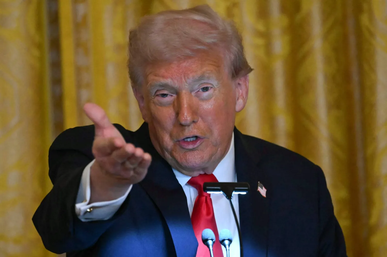  الرئيس الأميركي دونالد ترمب خلال عشاء مع متبرعين في القاعة الشرقية بالبيت الأبيض يوم 15 أكتوبر (أ.ف.ب)