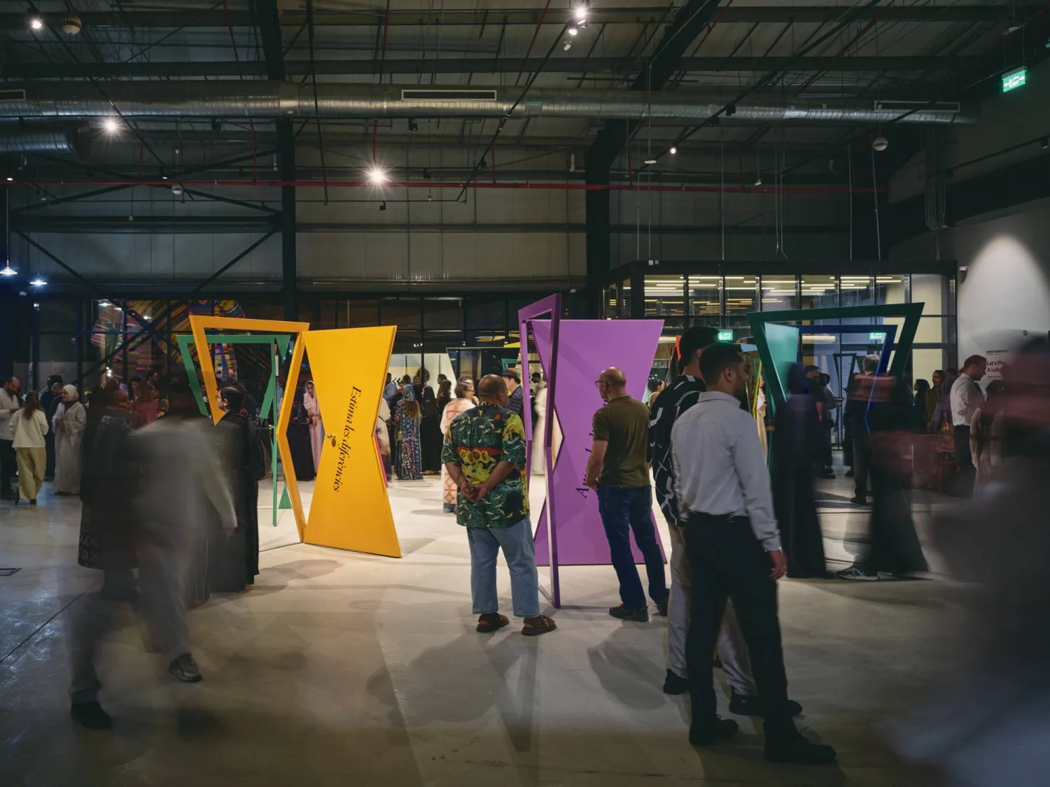 يرى المعرض التجربة الفنية تجربة تفاعلية ومفتوحة (هيئة المتاحف)