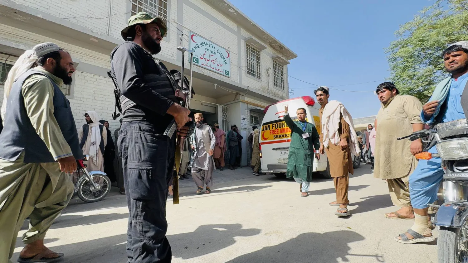 يقف الناس خارج مستشفى في انتظار وصول نعوش العمال الباكستانيين الذين قُتلوا على الجانب الأفغاني من الحدود في اشتباكات بين «طالبان» وقوات الأمن الباكستانية في تشامان بباكستان - 16 أكتوبر 2025 (إ.ب.أ)