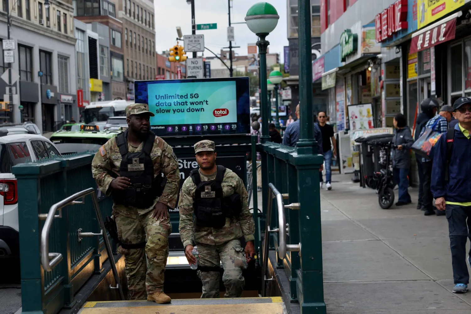 أعضاء من قوة المهام المشتركة «درع الإمبراطورية» وهي وحدة دائمة تابعة للحرس الوطني في نيويورك تم إنشاؤها بعد أحداث 11 سبتمبر لردع ومنع الإرهاب من خلال تقديم الدعم العسكري لوكالات إنفاذ القانون المدنية في المناطق عالية الخطورة في مدينة نيويورك... في منطقة فلاشينغ في حي كوينز بمدينة نيويورك بالولايات المتحدة 17 سبتمبر 2025 (رويترز)