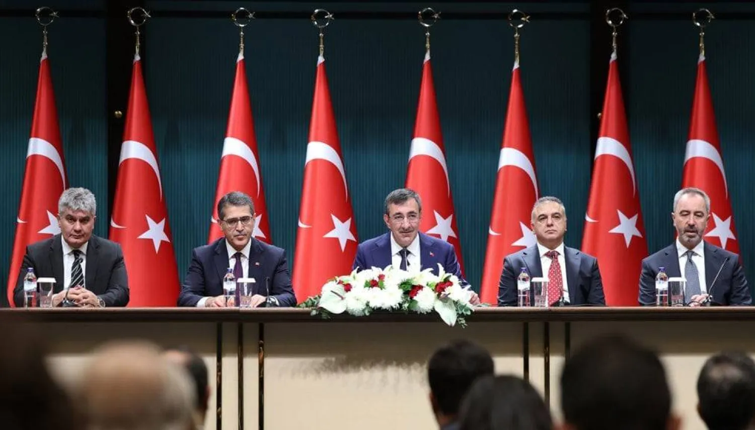 جودت يلماظ نائب الرئيس التركي خلال مؤتمر صحافي لعرض مشروع موازنة عام 2016 (حسابه على إكس)