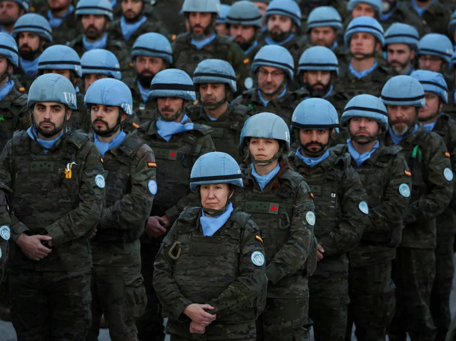 ضباط حفظ سلام إسبان يقفون في تشكيل خلال زيارة وزيرة الدفاع الإسبانية مارغريتا روبليس لقوات الأمم المتحدة المؤقتة في لبنان (يونيفيل) في مرجعيون جنوب لبنان 20 يناير 2025 (رويترز)
