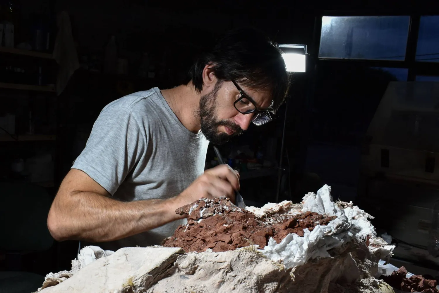 الباحث مارتن هيشينليتنر أحد مكتشفي بقايا ديناصور «هوايراكورسور جاغوينسيس» في جبال الإنديز بالأرجنتين (وكالة كونيسيت - أ.ف.ب)